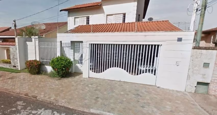 Sobrado no Bairro Ribeirânia, 03 dormitórios com armários planejados sendo 01 suite, piscina, churrasqueira e 04 vagas de garagem.