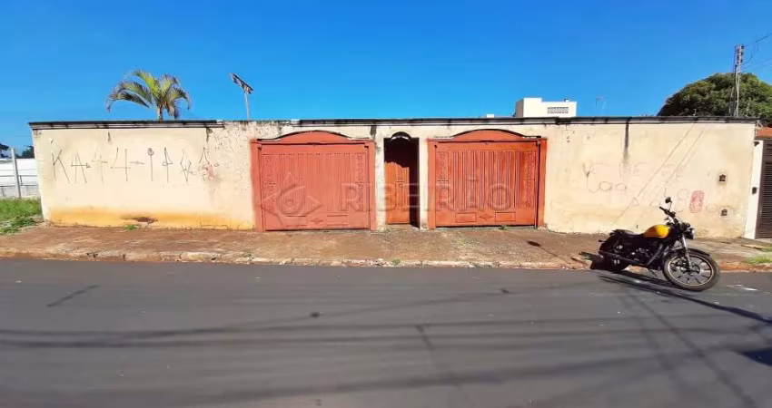 Casa Térrea no Bairro Jd. Palma Travassos com 04 dormitórios com armários planejados sendo 02 suites, 04 vagas de garagem, churrasqueira.