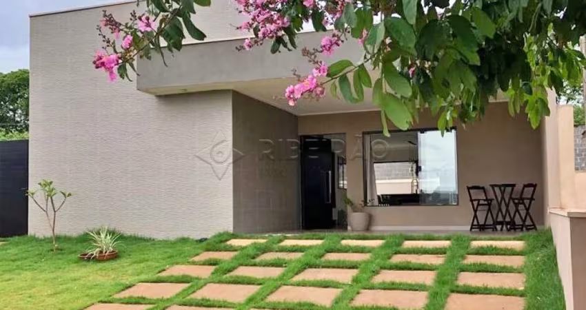 Casa térrea em condomínio  fechado , 03 dormitórios sendo 01suíte, armários planejados, piscina e churrasqueira.