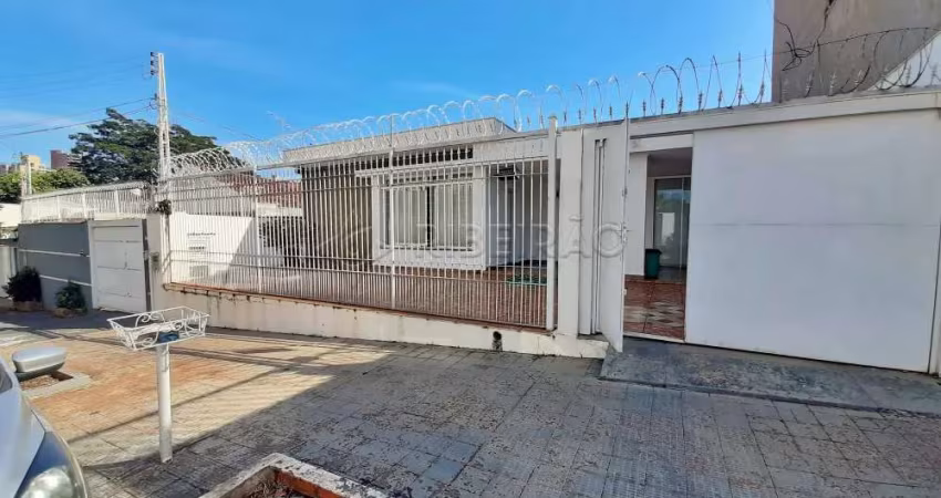 Casa térrea no Bairro Jd. Macedo, uso misto, com 03 dormitórios sendo 02 suites e 04 vagas de garagem.