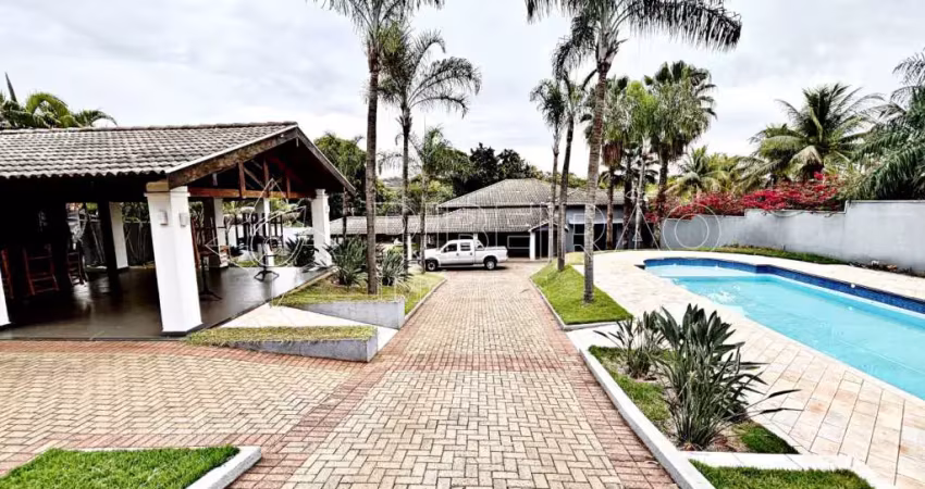 Casa em condomínio para locação com 3 suítes e piscina