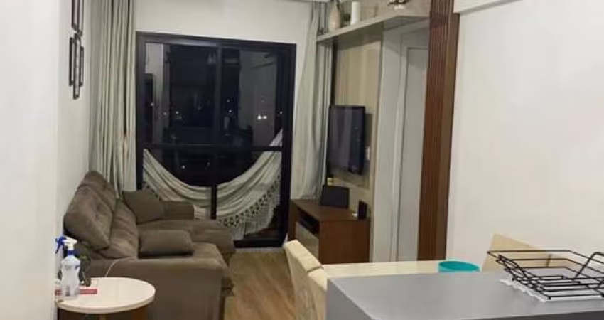 Apartamento com dois dormitórios e varanda, uma vaga de garagem, móveis planejados da cozinha, lavan