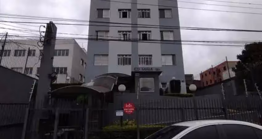 Apartamento todo reformado com 60m quadrados, sala ampla de dois ambientes, cozinha já com armários,