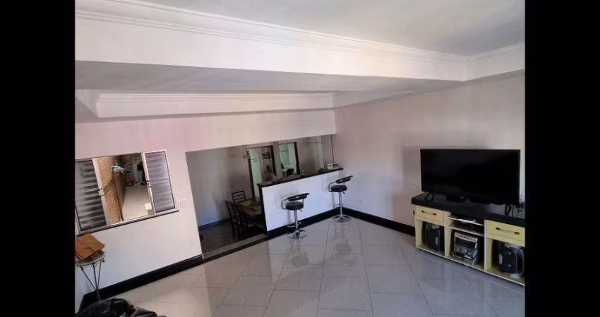Sobrado á venda na Vila Inglesa com 111m² 2 dormitórios 2 banheiros 2 vagas.