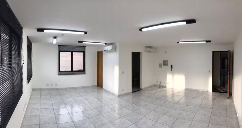Sala Comercial à venda 47m² com 2 banheiros e 2 vagas na Saúde.