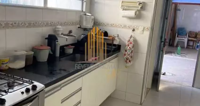 Casa assobradada de 150m² com tres dormitorios sendo uma suite, 3 banheiros e duas vagas de garagem.