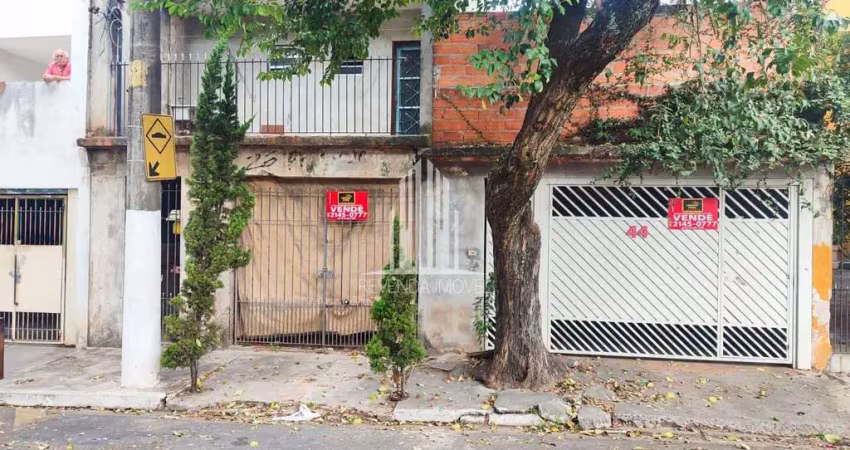 Casa de 250m² · 4 dormitórios · 3 banheiros · 2 vagas de garagem cobertas