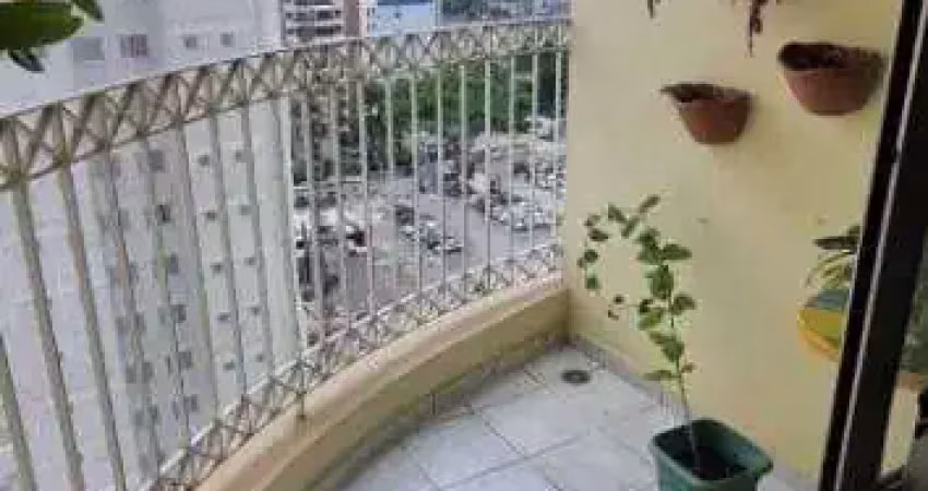 Apartamento em prédio antigo, andar alto, confortável e espaçoso, 3 dormitórios (1 suíte) e 2 vagas