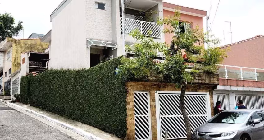 Lindo e amplo sobrado com 200 m² de área construída, 2 dormitórios (sendo 1 suíte), 1 vaga + edícul