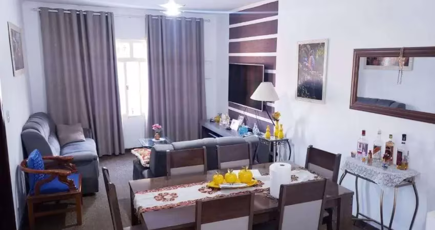 Sobrado grande em rua tranquila, com 5 dormitórios em 2 casas independentes, ótimo para moradia ou