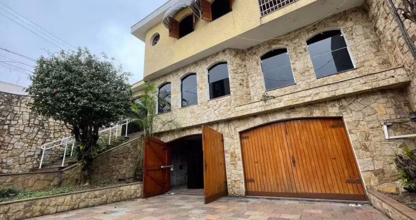 Lindo sobrado com 404m²  de área construida, 5 dormitórios, 3 suites, vaga para 6 carros na vila ca