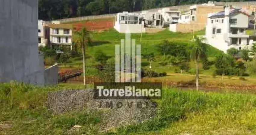 Terreno à venda em condomínio de alto padrão com lago decorado