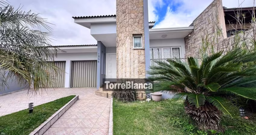 Casa Mobiliada com piscina para locação, 4 quartos sendo 2 suítes, Edícula com churrasqueira, 2 vag
