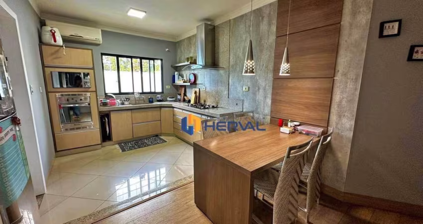 Casa para locação em condomínio com três quartos, com 210 m² de área útil, por R$ 5.800,00 Localizada na Vila Morangueira, em Maringá/PR.