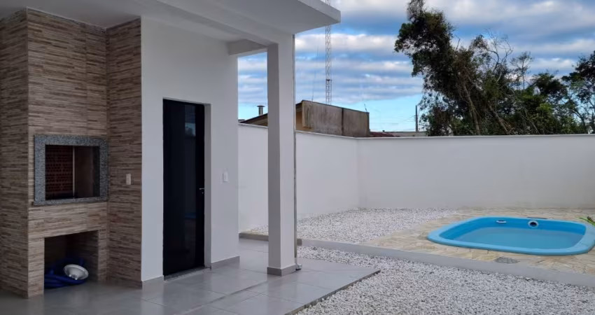 Casa com piscina perto do mar Itapoá SC