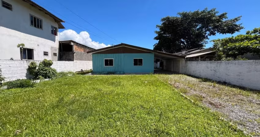 Casa com terreno grande medindo 399 m²