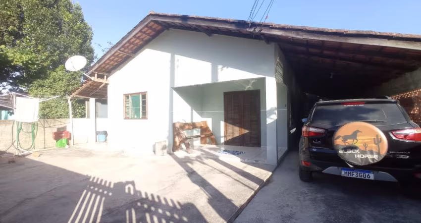 Casa com terreno grande medindo 408 m²