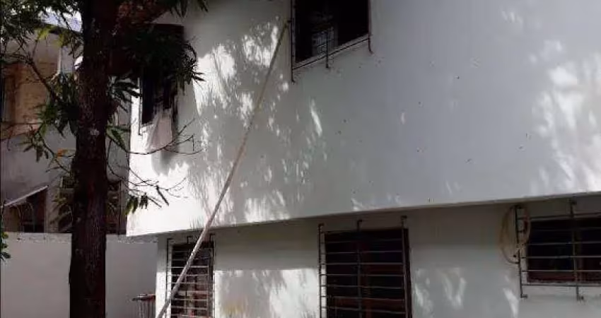 Casa de dois pavimentos, 360m, com 4 quartos, localizada em Campo Grande, Recife - Pernambuco.