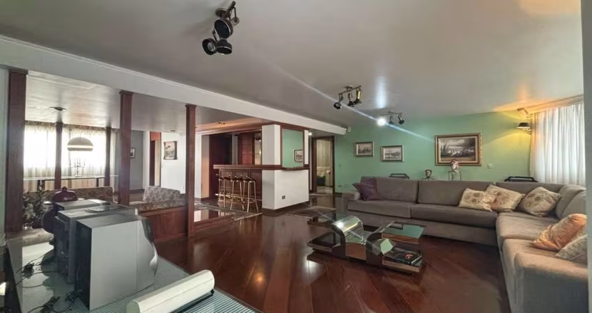 Apartamento mobiliado com 275m² privativos 4 suítes e 3 vagas no Batel