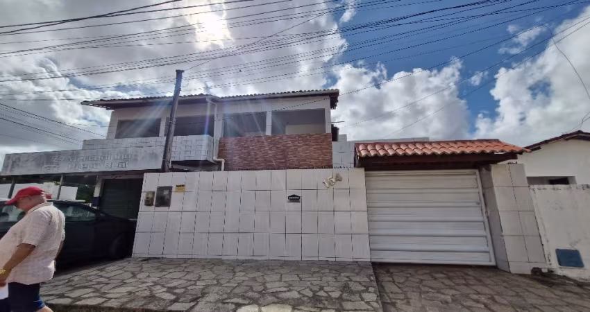CASA COM 2 PAVIMENTOS COM COMERCIO AO LADO