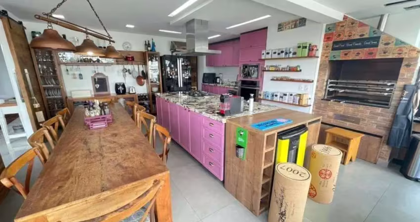 Apartamento reformado de 225m² no coração da cidade!