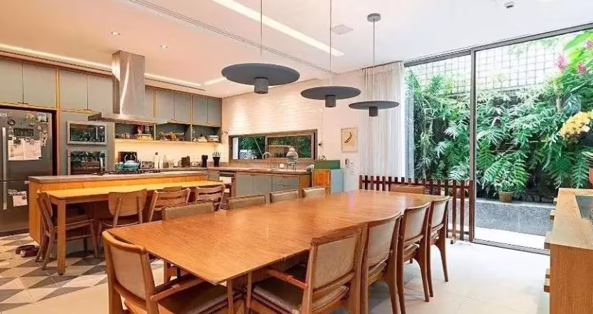 Casa de alto padrão em condomínio fechado  554m², 4 suítes, piscina e 5 vagas