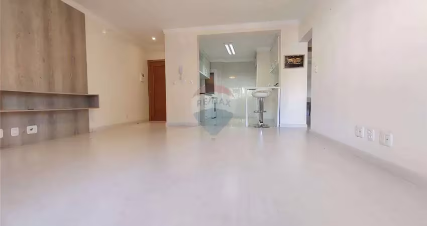 Apartamento à venda em canela sendo 2 dormitórios, 150 metros da catedral de pedra.