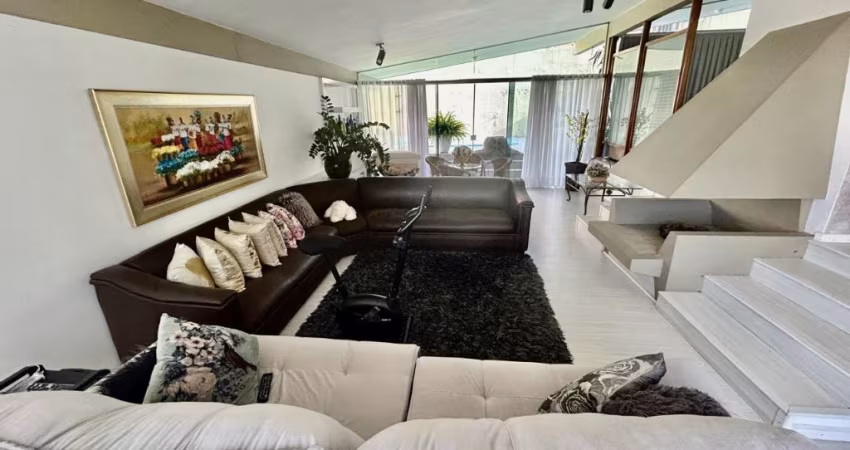Casa com 4 dormitórios, suíte, piscina e terreno de  655m². Estreito. Florianópolis.