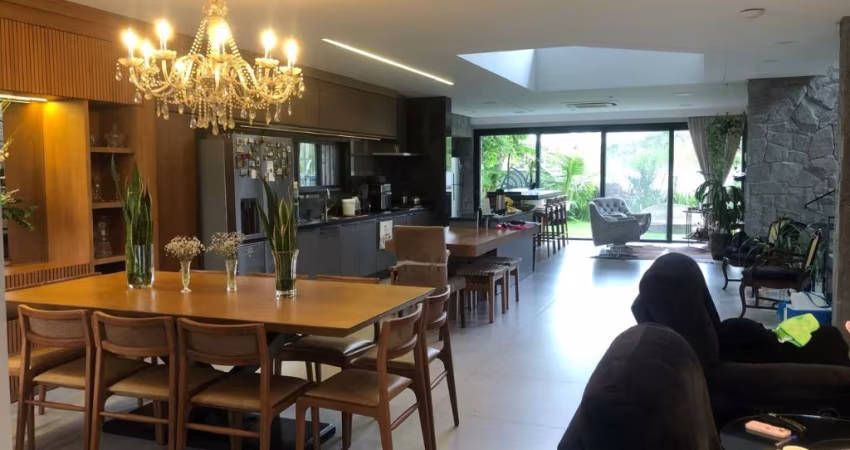 Casa Residencial de 408 m² com 3 quartos sendo 1 suíte no Morro das Pedras