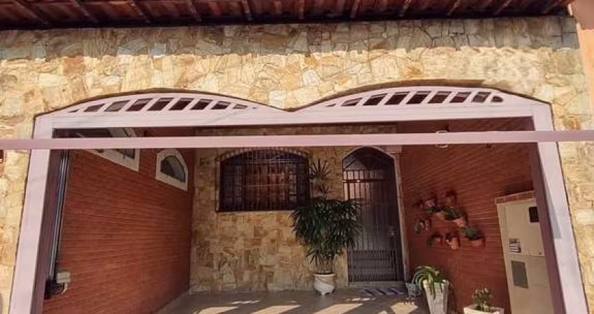 Casa com 3 Dormitorios 2 Vagas de Garagem , Edicula e Area Gourmet,  Simplesmente um Encanto.