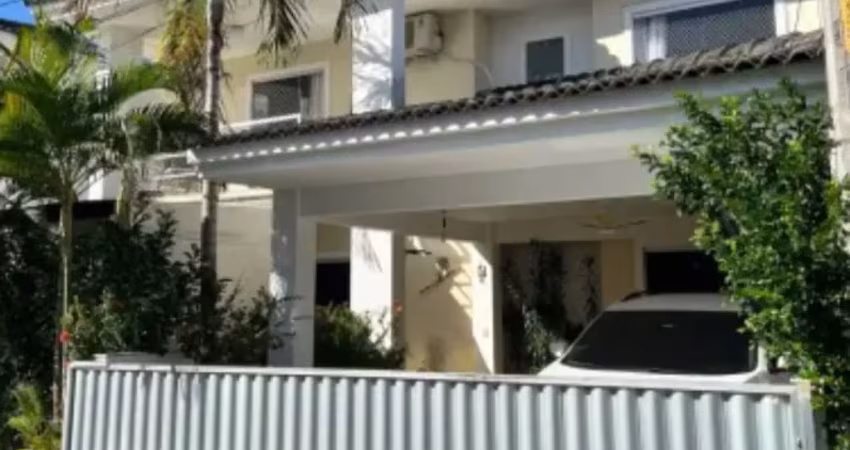 Cód. 569 Lauro Casa Duplex com 4/4 com suíte Reformada e 2 Vagas