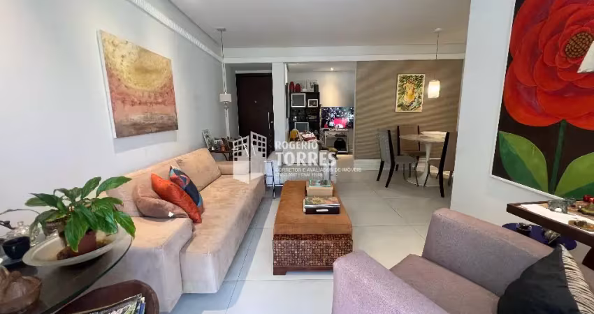 Apartamento a venda de 3/4, 2 suítes, varanda e 2 garagens no PITUBA VILLE