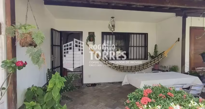 Casa duplex a venda de 2 suítes + dependência e 2 garagens em ITAPUÃ
