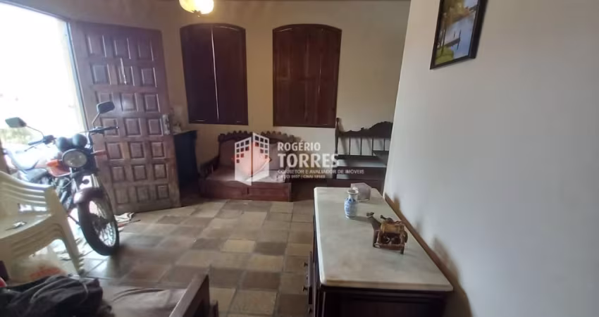 Casa a venda de 3/4, varanda, dependência e 4 vagas de garagem no STIEP