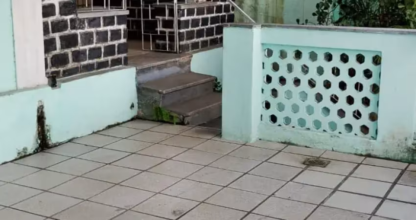 Casa espaçosa, em rua principal, otima localização,