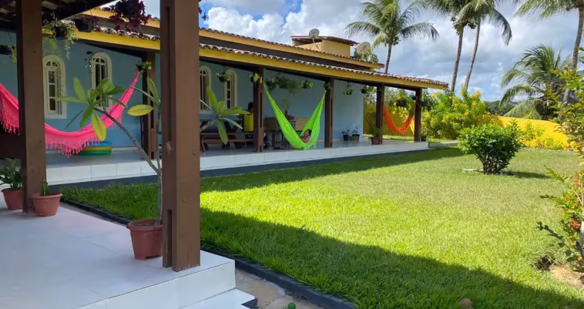 Casa grande em lauro de freitas, com arvores, quadra, psicina,galinheiro.