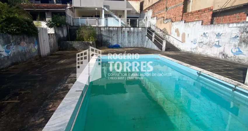 Casa duplex a venda de 4/4, 2 suítes com 2 pavimentos e área piscina e 3 garagens em plataforma