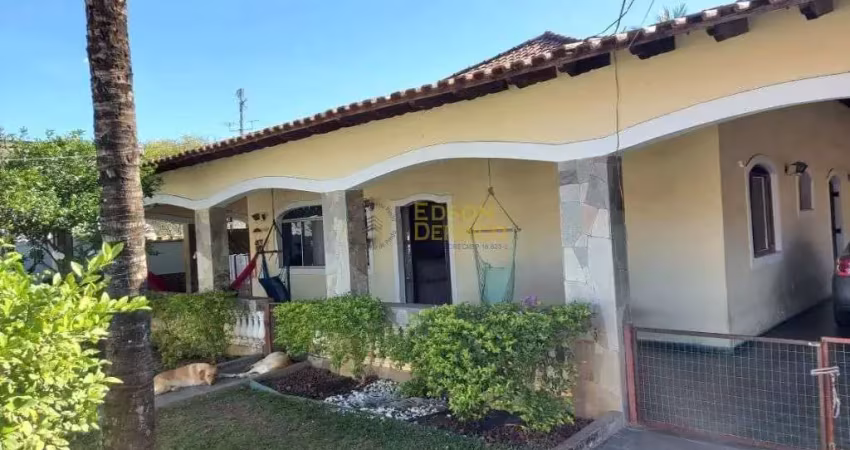 Casa com 3 dormitórios à venda, 560 m² por R$ 930.000 - Santana - Pindamonhangaba/SP