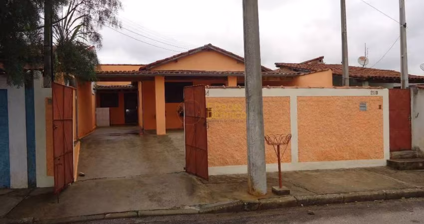Casa á venda com 4 quartos, Triângulo - Pindamonhangaba