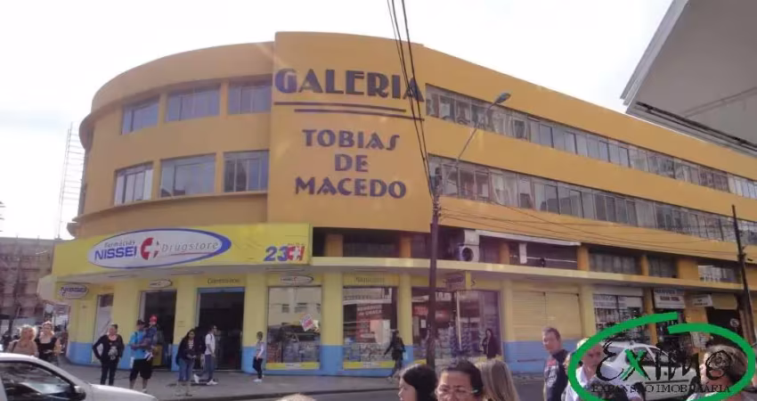 Loja interna, térrea com mezanino, fachada e porta de vidro