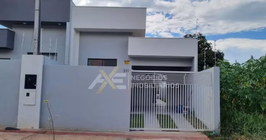 Casa com pé direito alto, 2 quartos, sala, cozinha, garagem coberta.