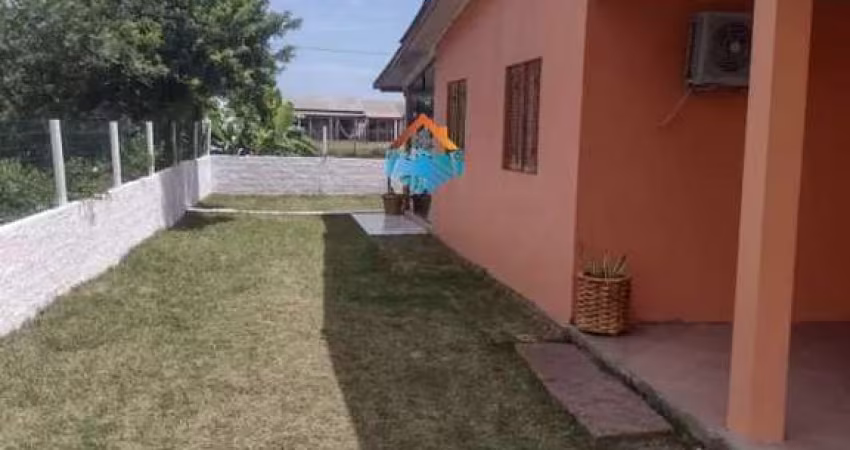 Bela casa com amplo pátio em Quintão