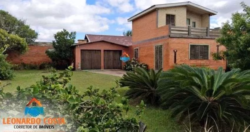 Casa com segundo piso No centro de Cidreira