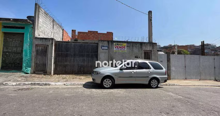 Salão de 200m2 e em cima começou a construir 5 kitnets