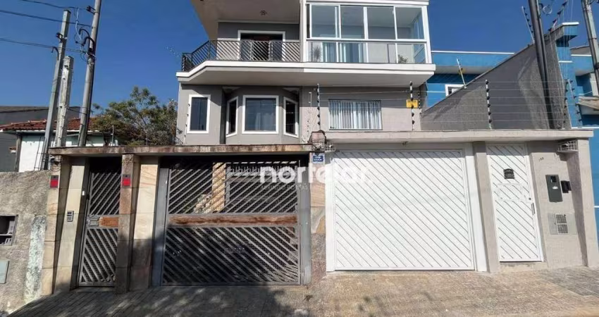 Sobrado semi isolado contendo 3 suítes, a suíte master com hidromassagem, closet e varanda, Enorme garagem com vaga para 7 carros, com quarto de empre