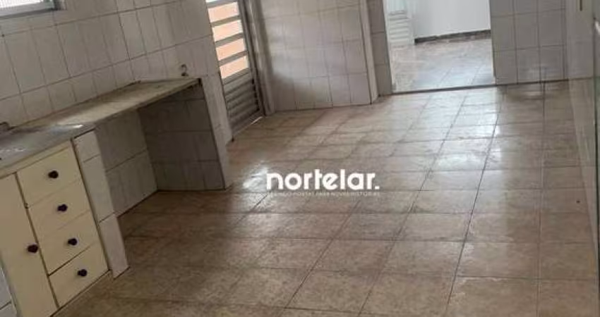 casa de 2 dormitórios está disponível para locação em uma das regiões mais estratégicas da zona norte, com fácil acesso a tudo o que você precisa no d