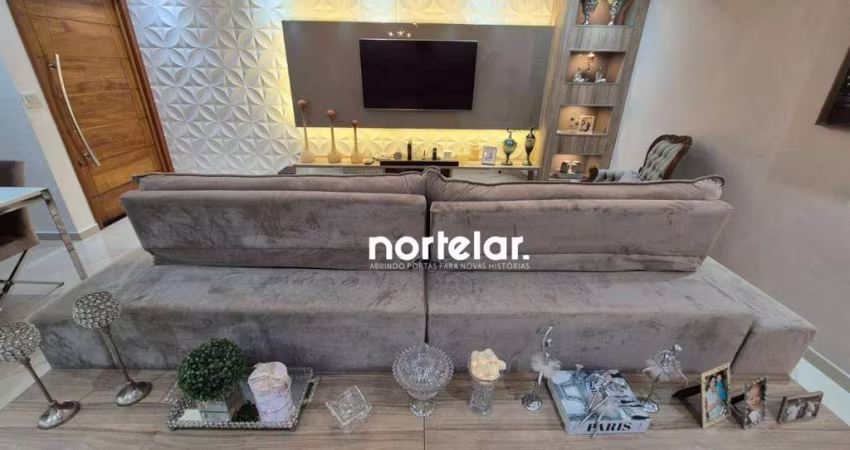 Apresentamos este maravilhoso sobrado pronto para morar, com excelente padrão de acabamento e decoração moderna. Com 3 amplas suítes, este imóvel ofer