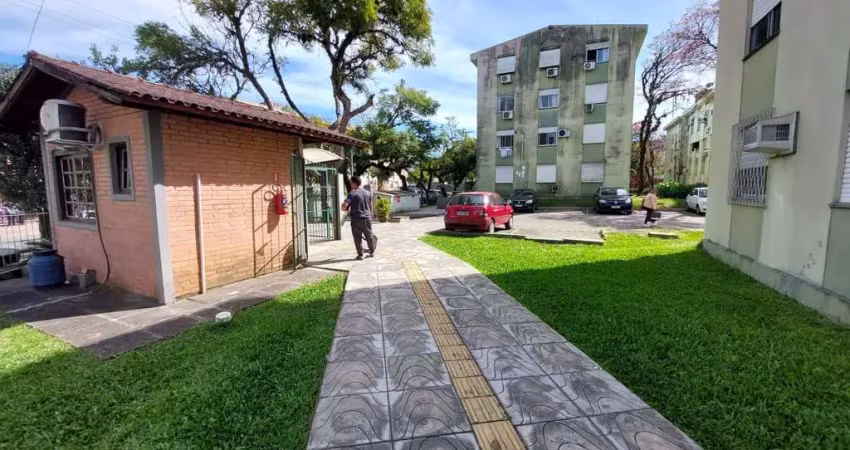 Lindo apto. desocupado totalmente reformado com 2 dorm. e estac.
