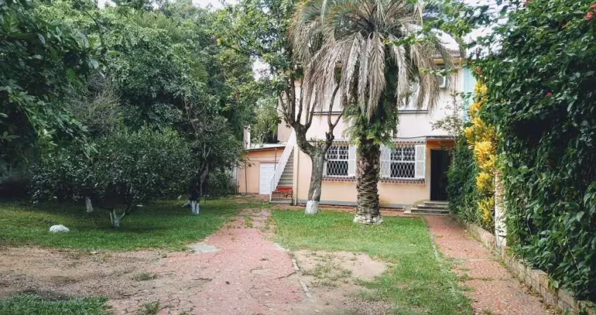 Em local previlegiado residencia para 2 familias independentes