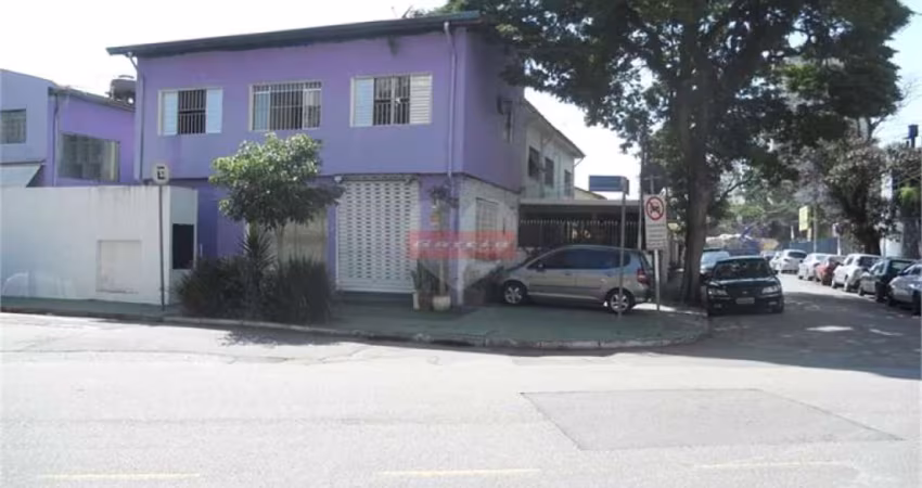 Casa no Brooklin, 154m de área total, 4 dormitórios, 2 banheiros, 2 vagas de garagem